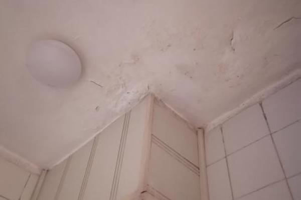 梦到房间天花板哗哗的漏水